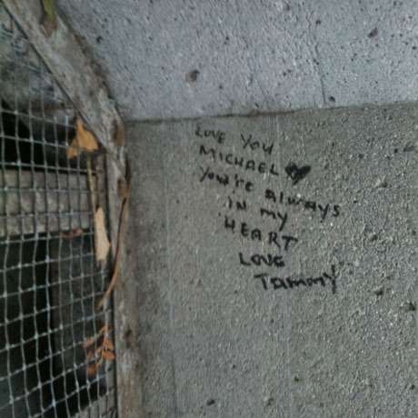 Michael Jackson Tomb Tomb Vandalized - Love Tammy